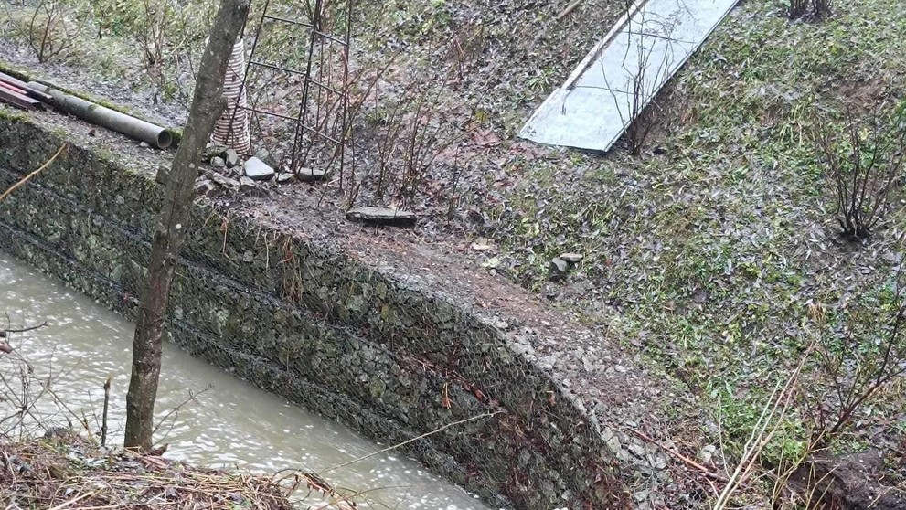 Na Beňovolehotskom potoku vyhlásili tretí povodňový stupeň.