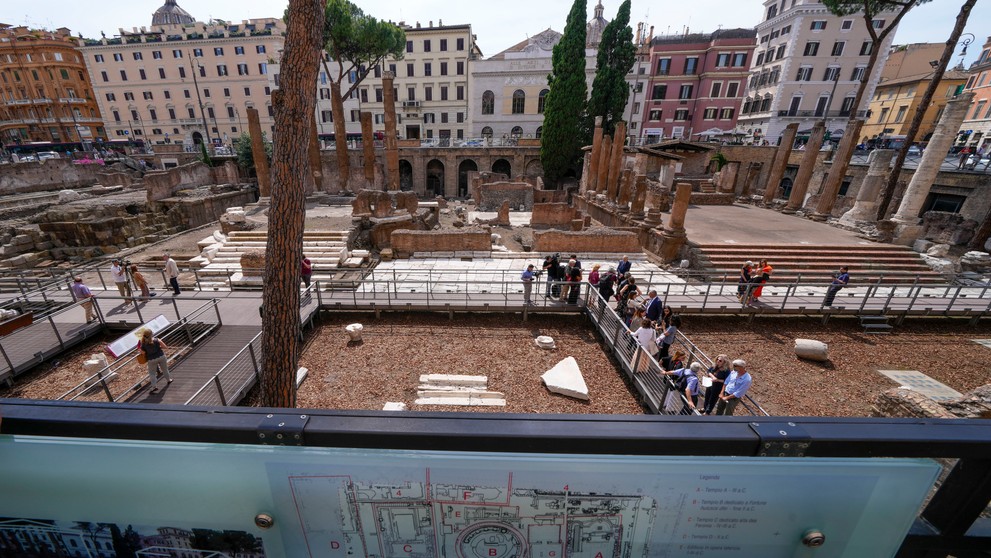 Na snímke novinári počas návštevy chrámového komplexu, v ktorom sprístupnili štyri chrámy z obdobia starovekého Ríma, ktoré sa datujú do 3. storočia pred n. l.