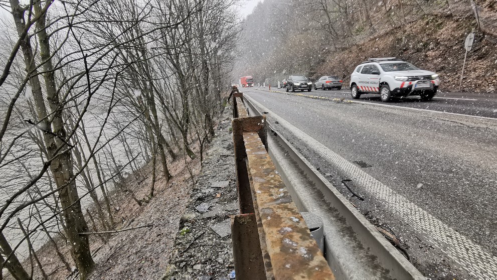 Dopravu na ceste I/18 pod Strečnom obmedzili pre degradáciu oporného múru