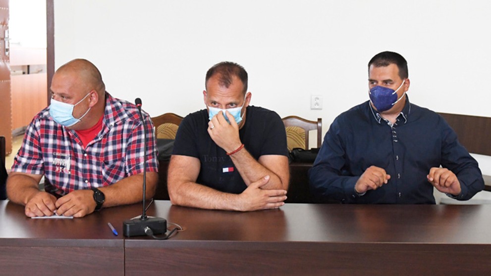 Bratia Paškovci na súde - zľava Maroš, Martin a Branislav.