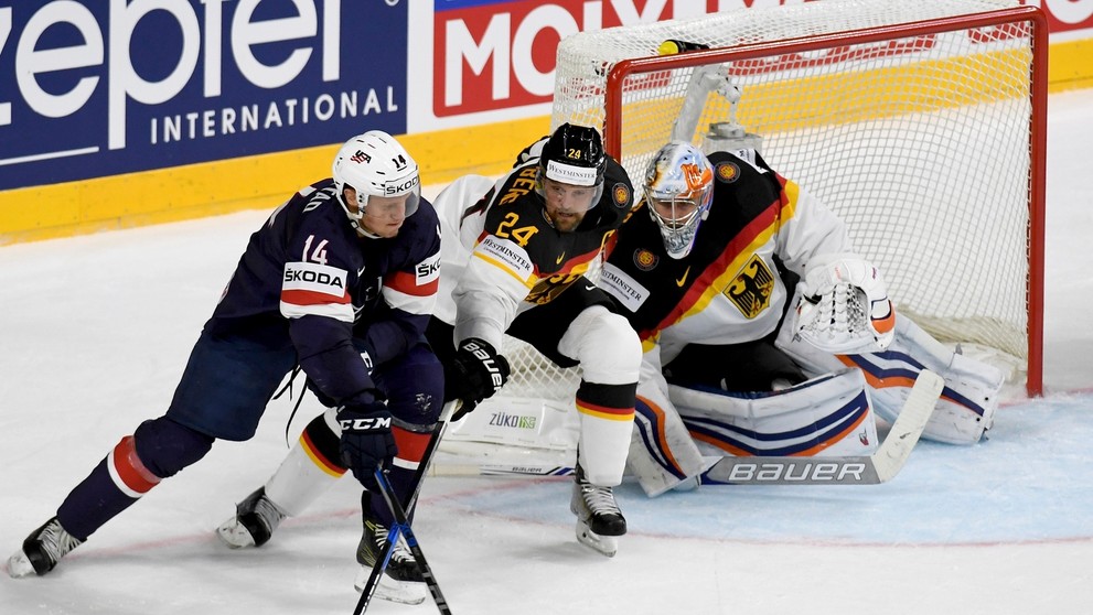 Nick Bjugstad (vľavo) z USA uniká Nemcovi Dennisovi Seidenbergovi na MS 2017. 