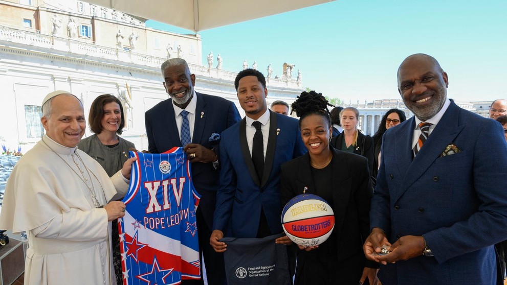 Harlem Globetrotters učili pápeža Leva XIV. točiť loptu na prste