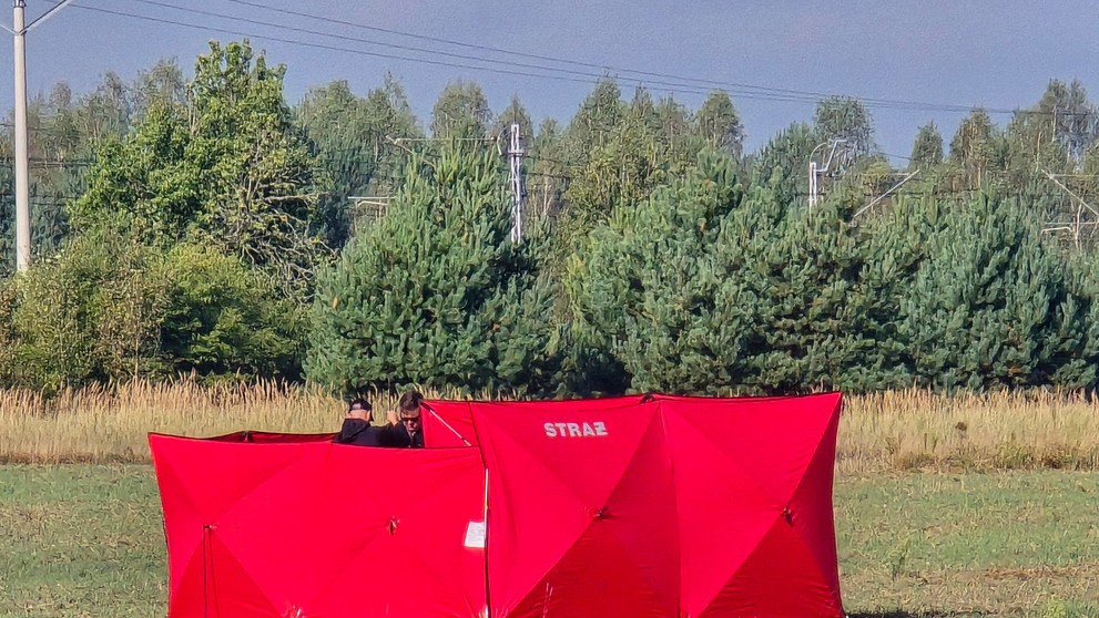 Hasiči zabezpečujú časť úlomkov jedného z dronov, ktoré v noci na stredu narušili vzdušný priestor Poľska, v poľskej dedine Czosnówka.