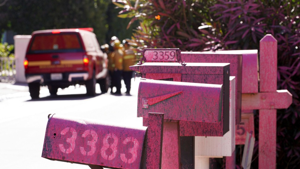 V Los Angeles zhadzujú lietadlá ružový prášok