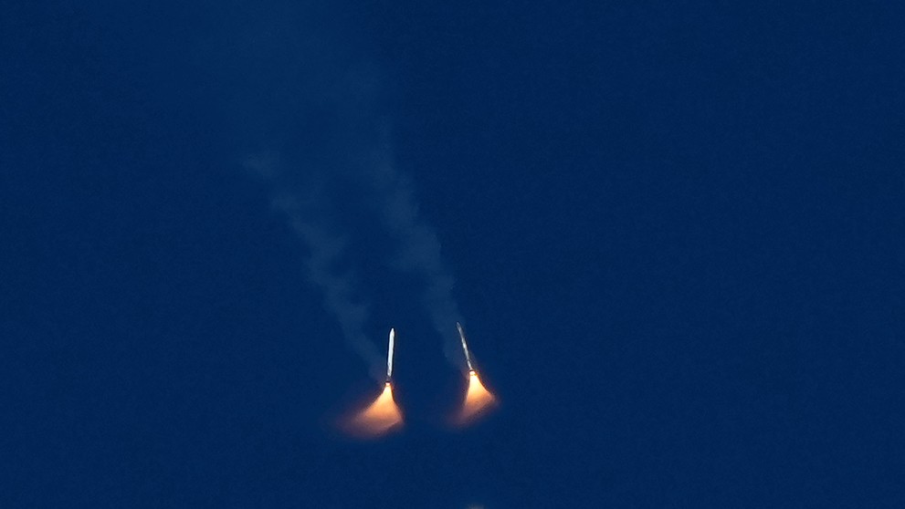 Pevné raketové zosilňovače na lunárnej rakete Artemis II agentúry NASA sa oddelili po štarte zo štartovacej rampy v Kennedyho vesmírnom stredisku.