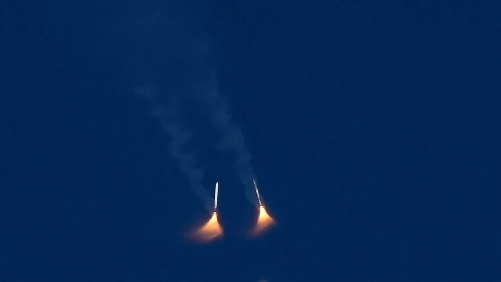 Pevné raketové zosilňovače na lunárnej rakete Artemis II agentúry NASA sa oddelili po štarte zo štartovacej rampy v Kennedyho vesmírnom stredisku.