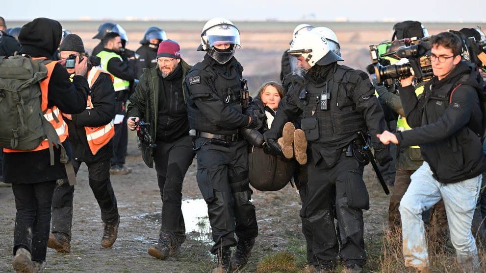 Policajti vyniesli z obce Lützerath klimatickú aktivistku Gretu Thunbergovú počas protestu proti rozšíreniu bane.