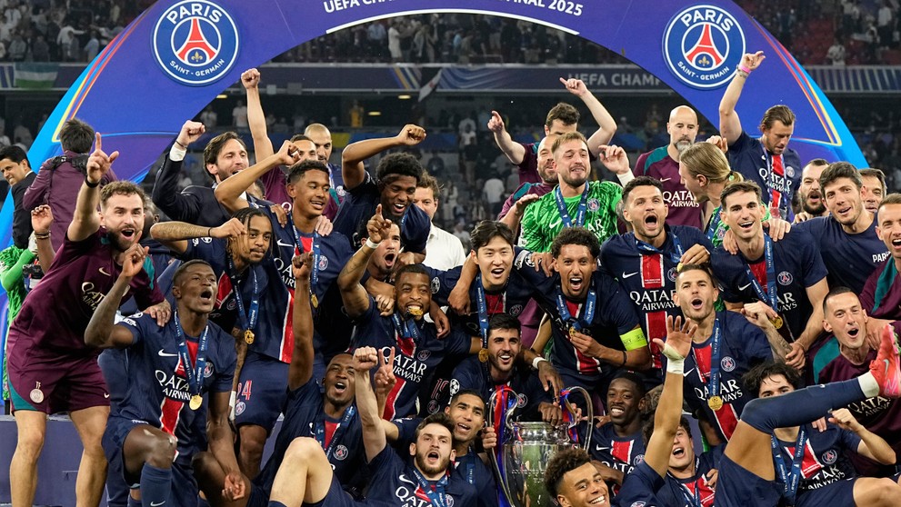 Hráči Paríža St. Germain pózujú s trofejou po triumfe vo finále Ligy majstrov.