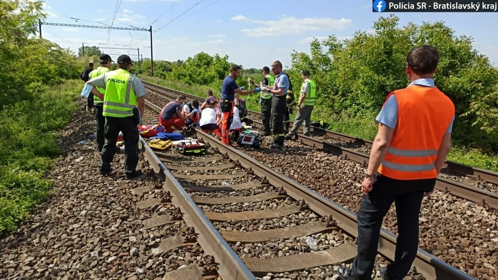 Nehoda dievčat na trati v Devínskej Novej Vsi.