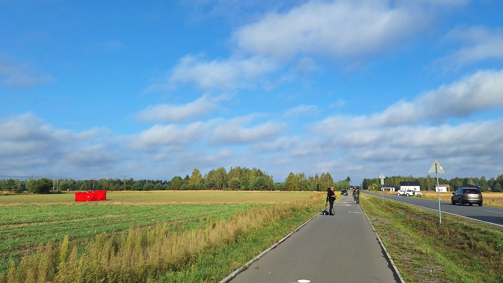 Hasiči zabezpečujú časť úlomkov jedného z dronov, ktoré v noci na stredu narušili vzdušný priestor Poľska, v poľskej dedine Czosnówka.
