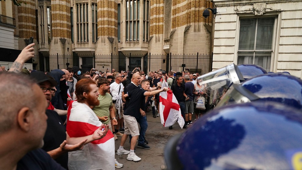 Protestujúci v kolízii s políciou počas protestu po pondelkovej vražde troch dievčat na tanečnom podujatí pre deti venovanom tvorbe americkej speváčky Taylor Swiftovej.