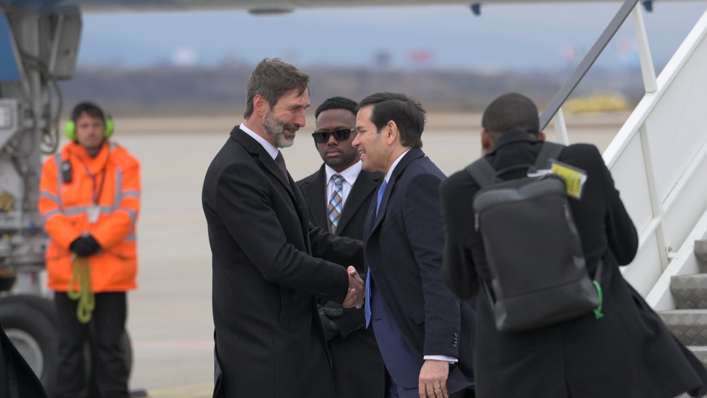 Minister zahraničných vecí a európskych záležitostí SR Juraj Blanár (Smer-SD) víta amerického ministra zahraničných vecí Marca Rubia na bratislavskom Letisku Milana Rastislava Štefánika.