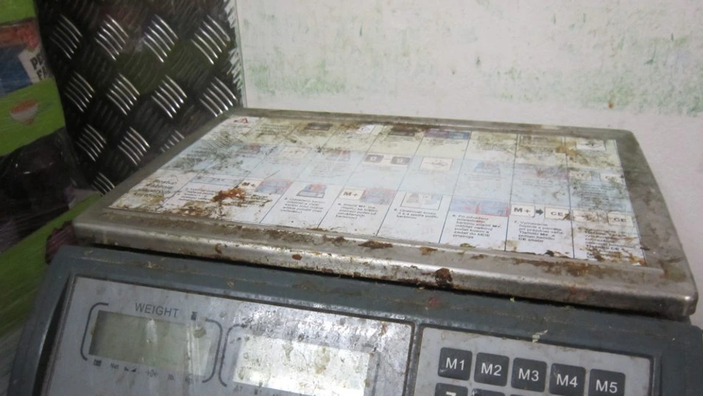 Znečistená váha v zázemí prevádzky, apríl 2025.