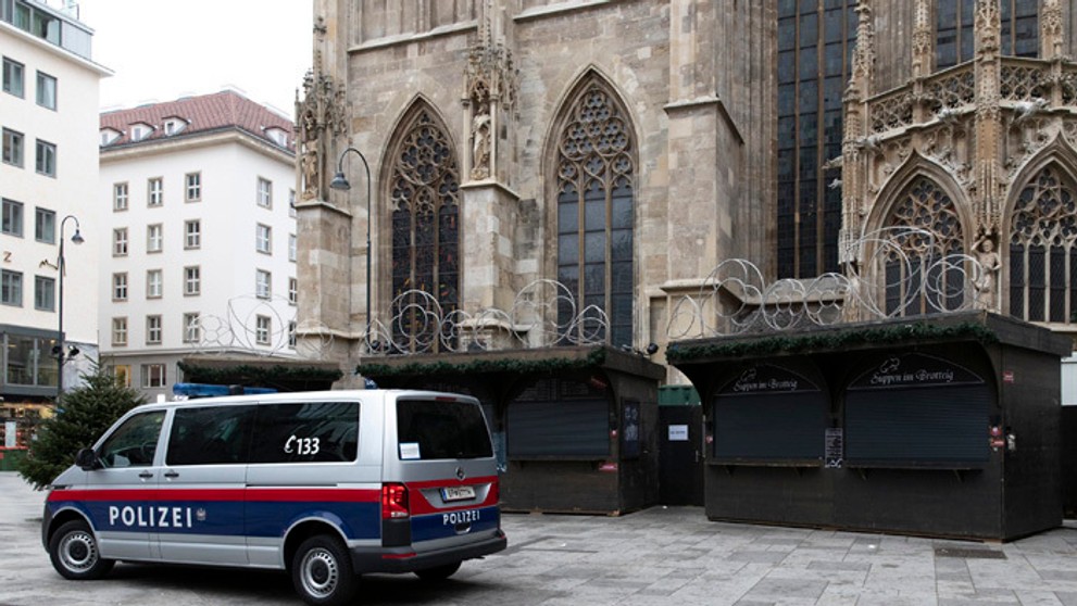 Polícia počas lockdownu vo Viedni.