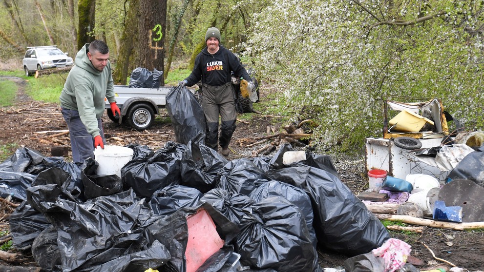 Dobrovoľníci čistia Zemplínsku šíravu.