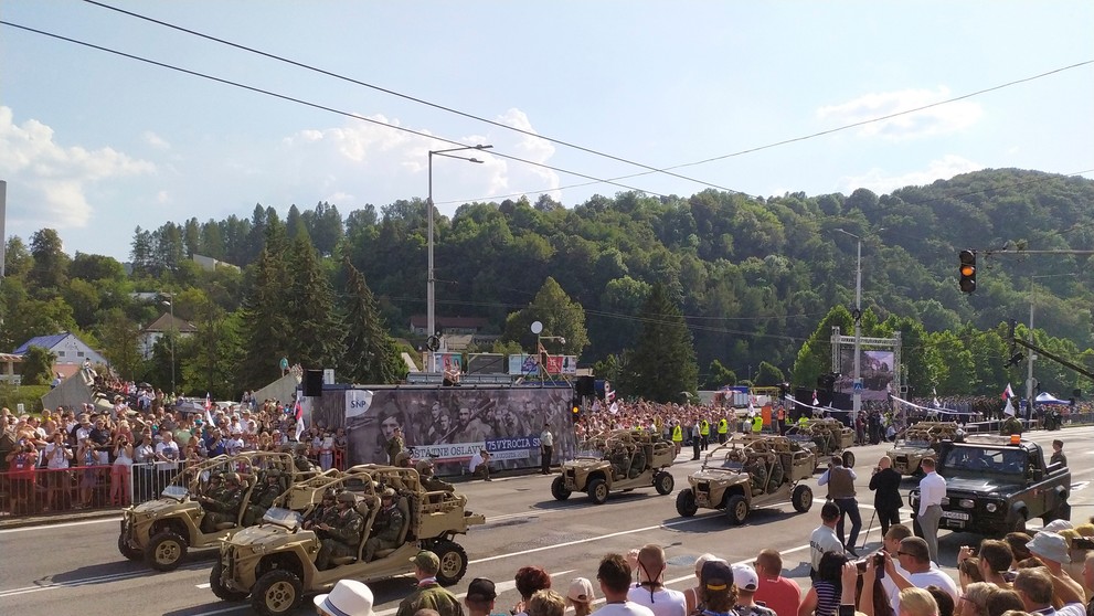Vojenská prehliadka počas centrálnych osláv 75. výročia SNP.