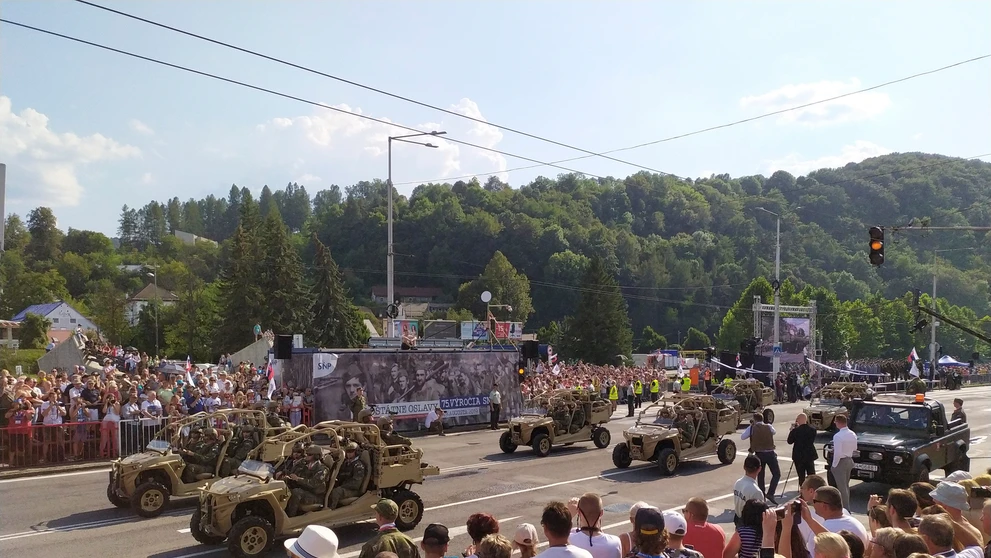 Vojenská prehliadka počas centrálnych osláv 75. výročia SNP.