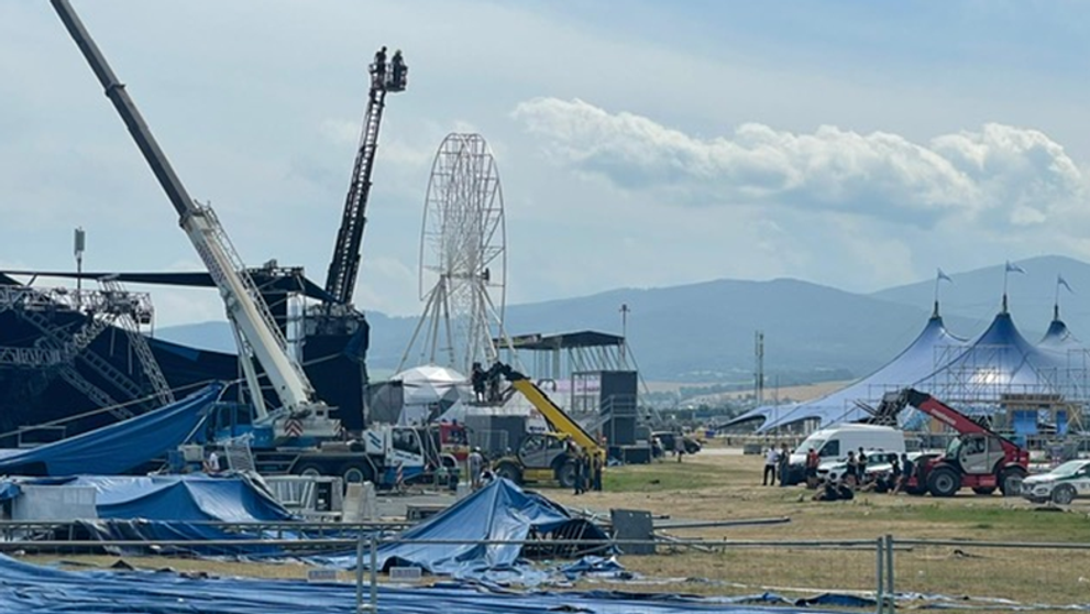 Žeriavy zabezpečujú zrútený stan na festivale Pohoda.