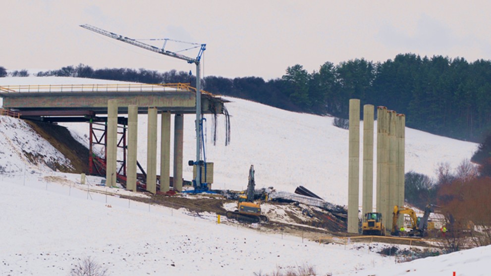 Ťažké mechanizmy odstraňujú trosky spadnutého mosta pri Kurimanoch (20. decembra 2012). 
