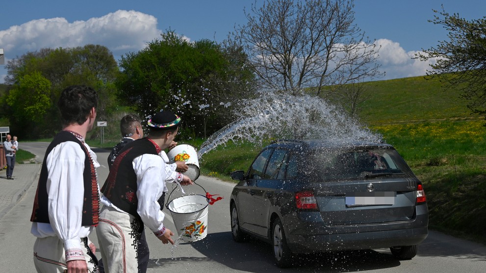 Mládenci z obce Selec neďaleko Trenčína počas oblievačky.