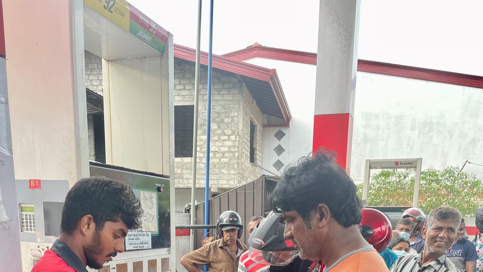 Muž platí za benzín