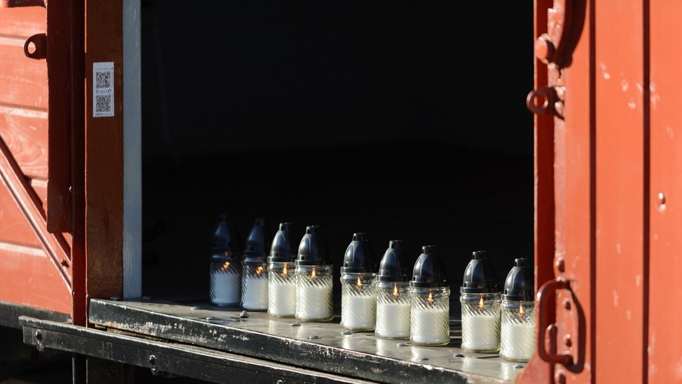 Pamiatku tisícok zavraždených Židov si uctili účastníci pietnej spomienky v Múzeu holokaustu v Seredi.