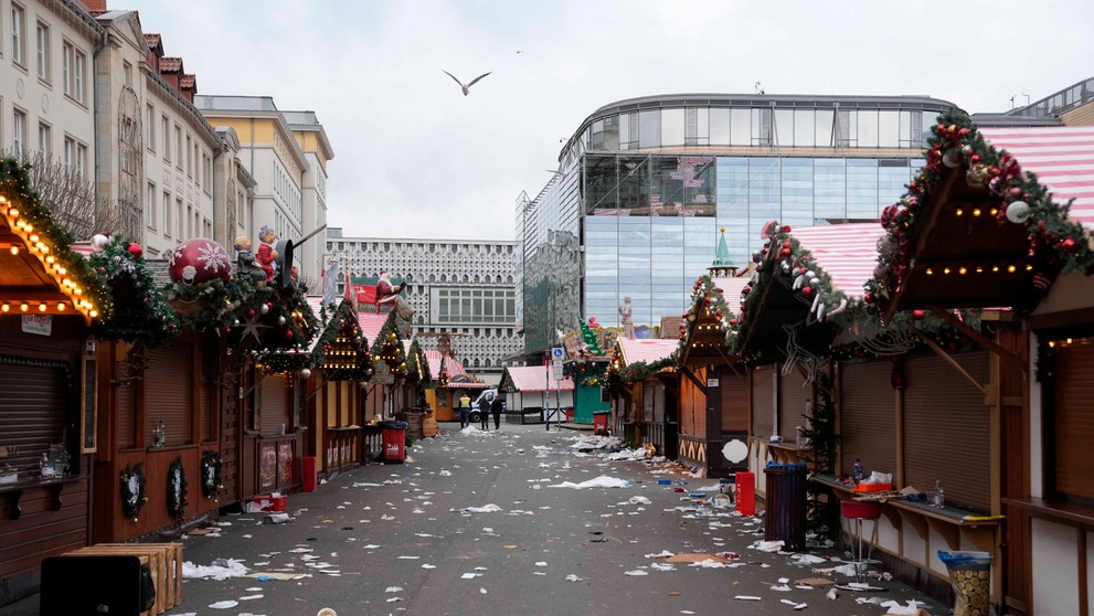 Muž vpálil do skupiny ľudí autom v plnej rýchlosti