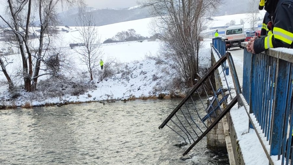 Traktor sa po zrážke zrútil do rieky.