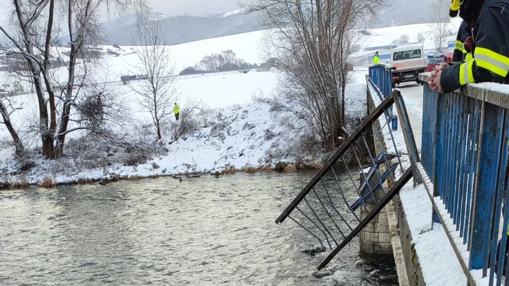 Traktor sa po zrážke zrútil do rieky.