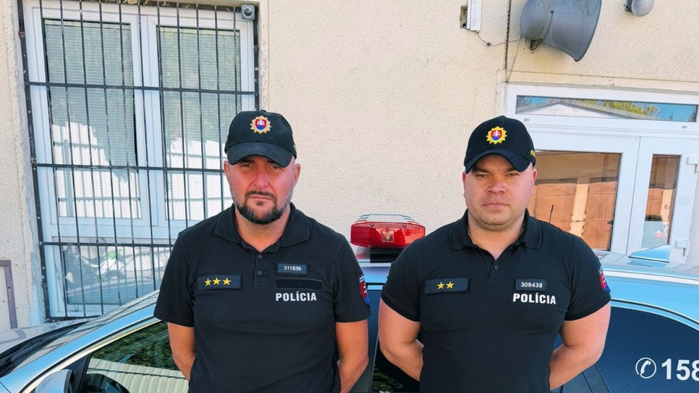 Zachránili dvoch ľudí z horiaceho bytu