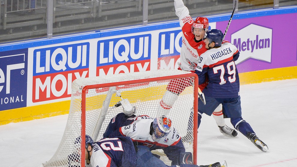 Andres Ambuhl zo Švajčiarska sa teší z gólu v dueli MS 2017 proti Francúzsku.