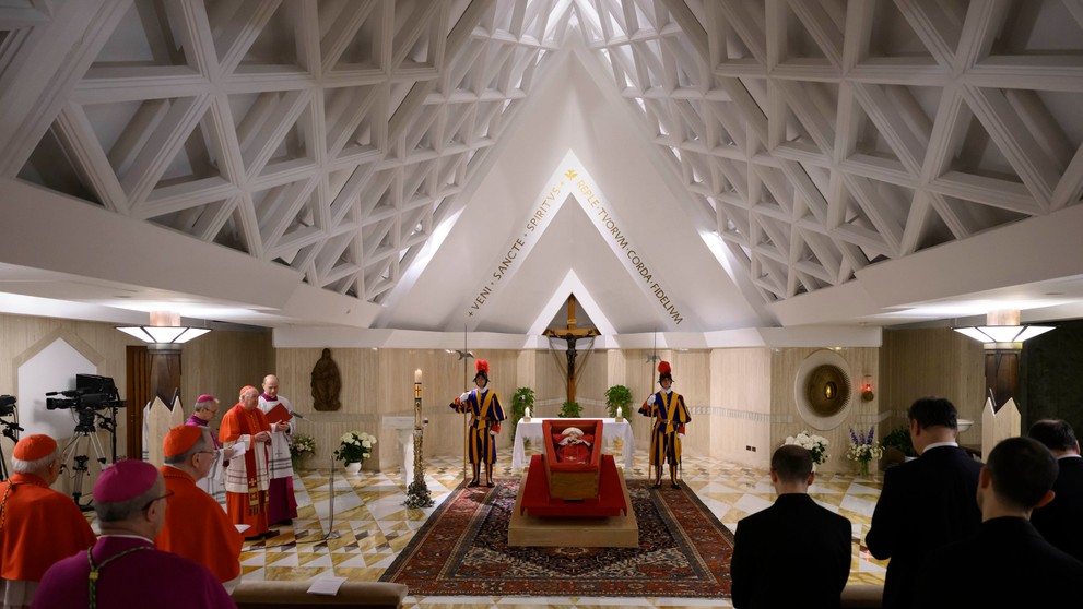 Telo pápeža Františka v otvorenej rakve