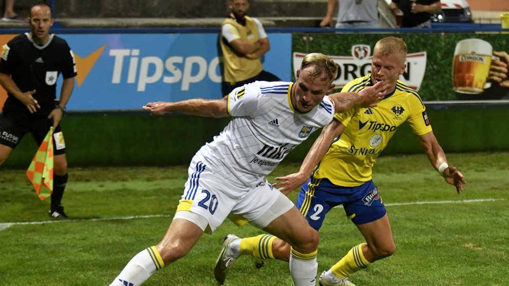 Na snímke zľava Ján Krivák (Košice) a Lukáš Šimko (Michalovce).