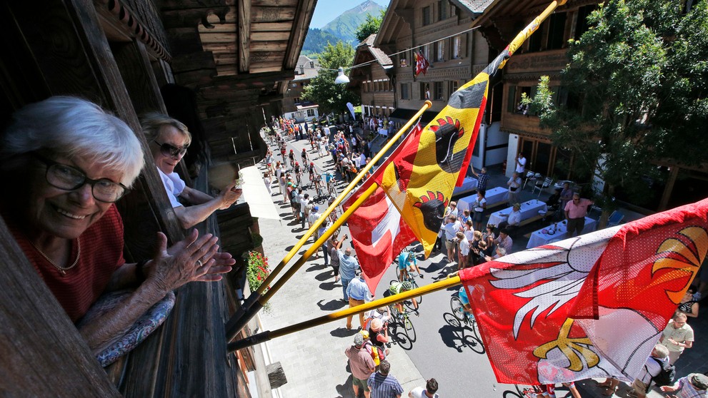 Diváci v Berne povzbudzujú cyklistov počas 17. etapy Tour de France.