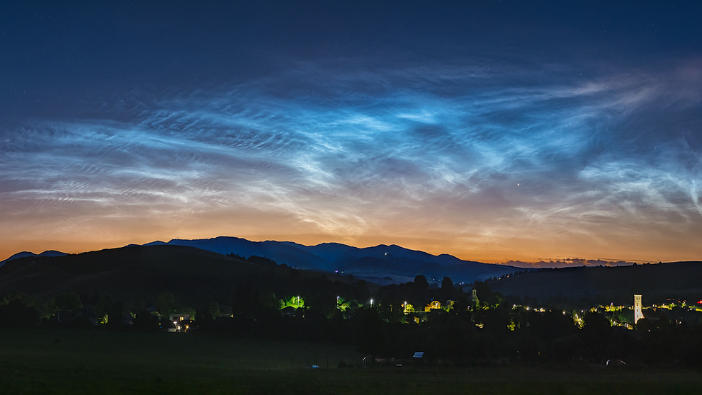 Nočné svietiace oblaky odfotené z českého mesta Jeseník.