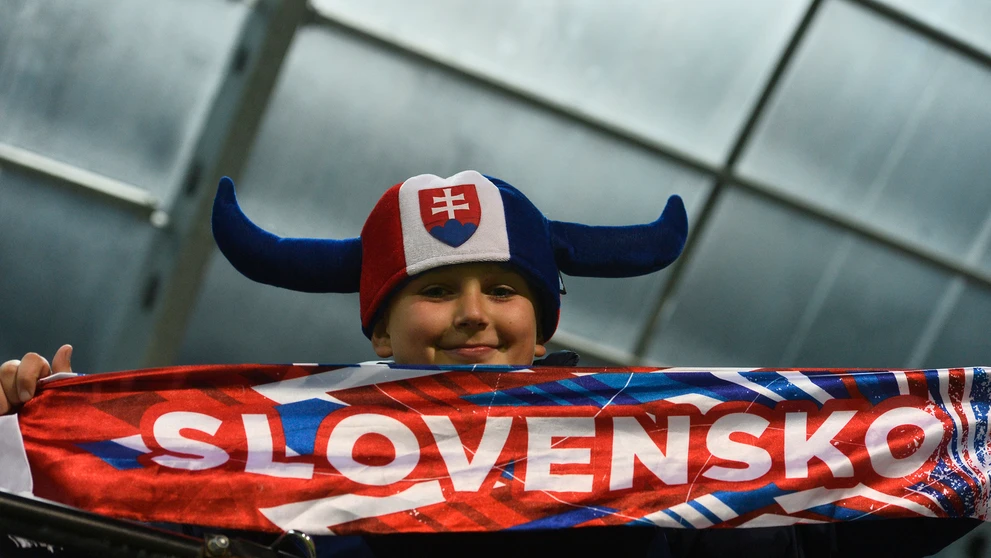 Slovenský fanúšik v zápase kvalifikácie ME 2017 hráčov do 21 rokov proti Bielorusku.