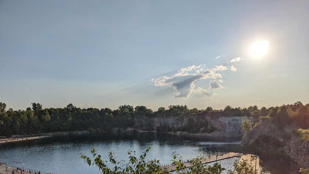 Pohľad na bazény od budovy s WC a Sprchami