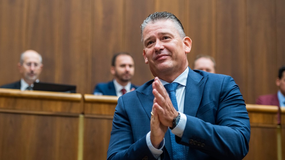 minister vnútra SR Roman Mikulec (OĽaNO) počas hlasovania o vyslovení nedôvery jemu samotnému