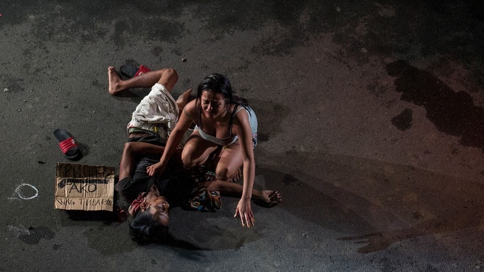 Zúfalá žena pri mŕtvole svojho muža.