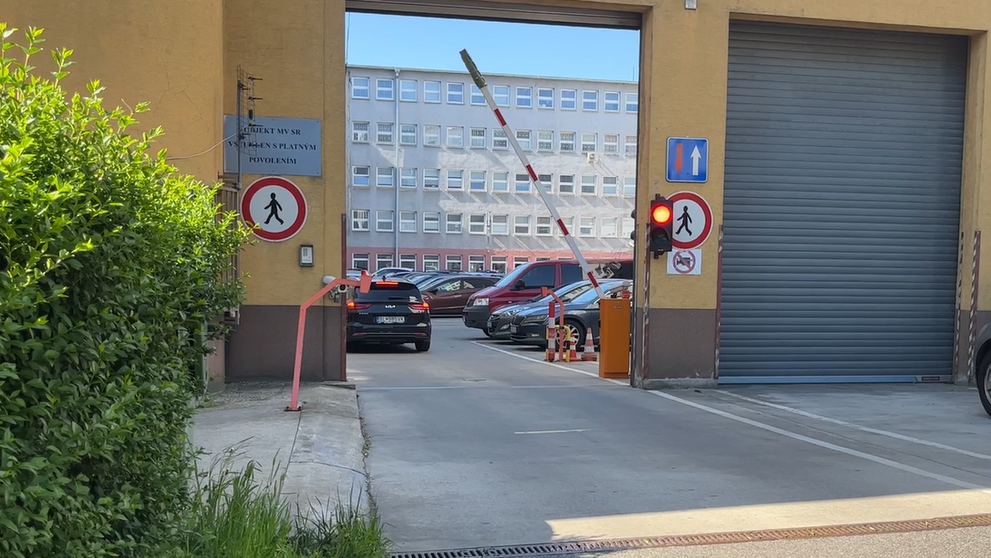 Razia NAKA. Zadržaných privážajú na výsluch na Prezídium Policajného zboru.