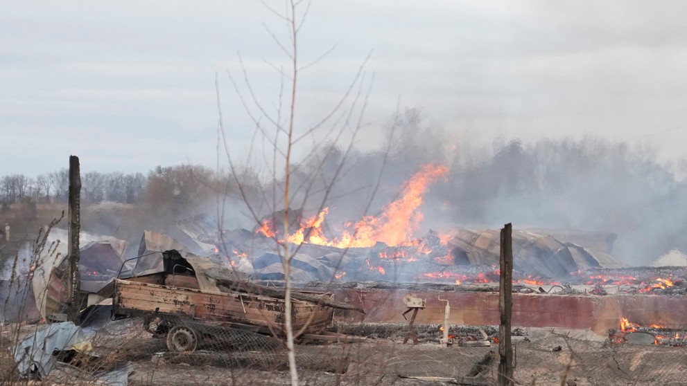 Na snímke plameň a dym z trosiek domu zasiahnutého ruskou strelou pri Kyjeve
