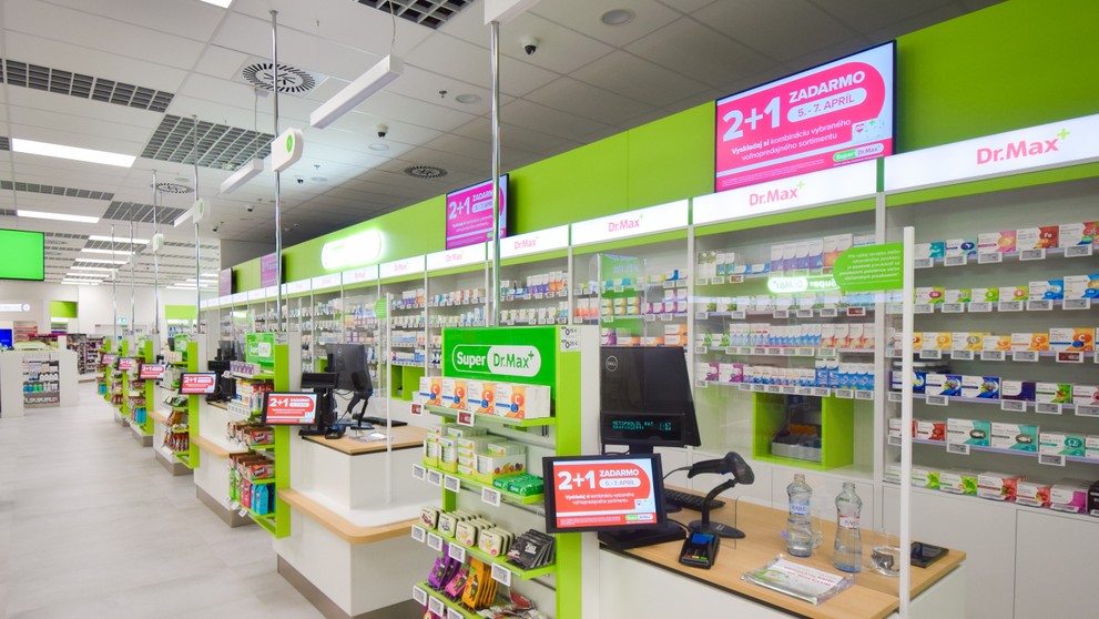 V lekárni sa nachádza šesť pokladní.
