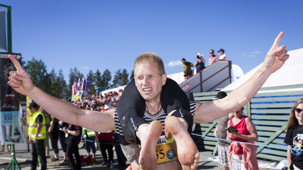 Majstrovstvá sveta v nosení manželky vo Fínsku.