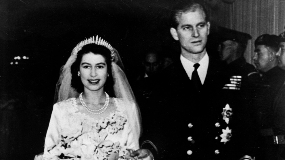 Na snímke z 20. novembra 1947 princezná Alžbeta vychádza z Westminsterského opátstva po svadbe  s vojvodom z Edinburghu.