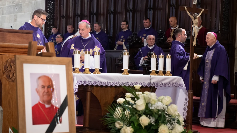 Svätá omša počas verejného uctenia pozostatkov kardinála Jozefa Tomka