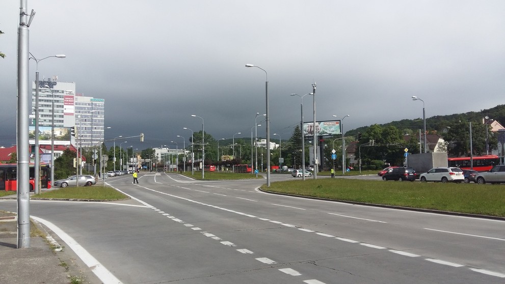 Na Lamačskej ceste pri Patrónke uniká plyn, dopravu riadi polícia.