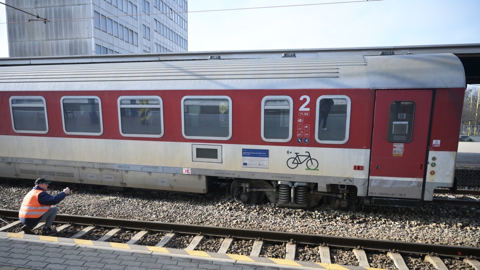 Na železničnej stanici v Košiciach sa vykoľajil vozeň vlaku