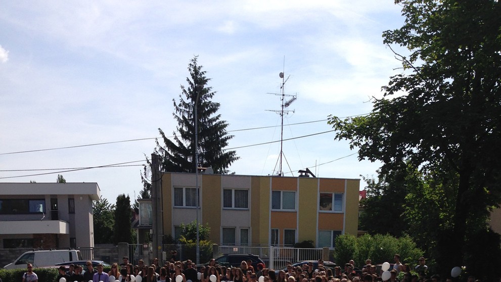 Rozlúčka s mŕtvymi gymnazistkami.