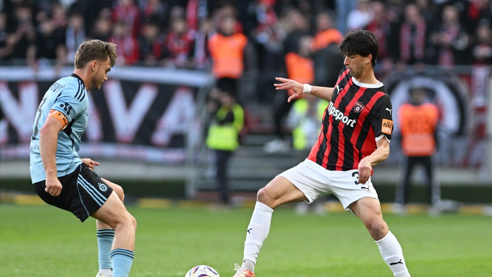 Vpravo hráč Trnavy Luka Chorcheli a hráč Slovana Peter Pokorný počas zápasu 7. kola nadstavbovej časti Niké ligy v skupine o titul.