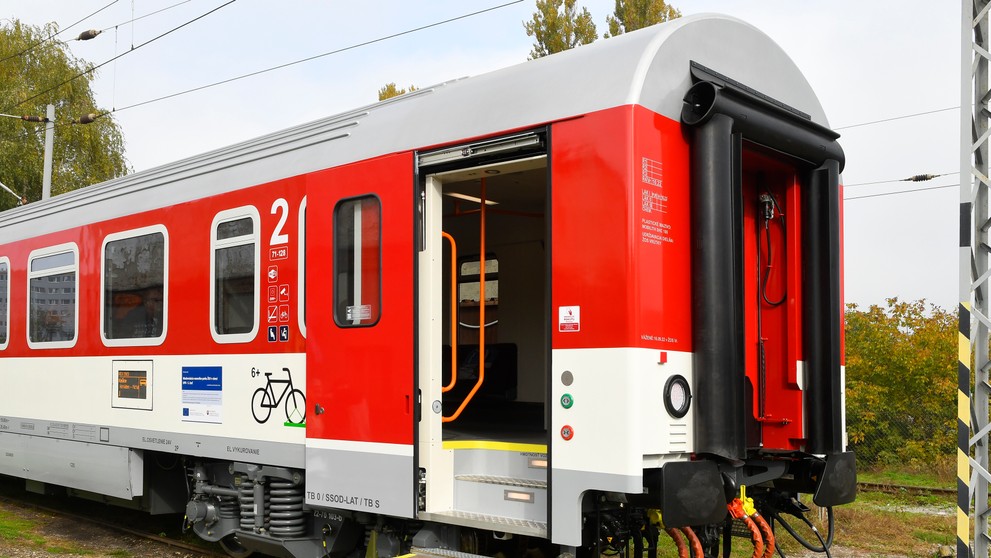 Železničná spoločnosť Slovensko predstavila jeden zo 17 kusov nových osobných vozňov druhej triedy.